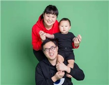 爸媽為兒子相親，抱上了大孫子